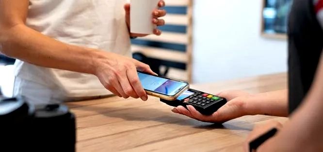 Jak można płacić telefonem za zakupy bezpiecznie i wygodnie